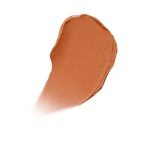 Närbild av en mörkare nyans av concealer i swatchform, mot vit bakgrund. Ger en visuell representation av produktens färg.