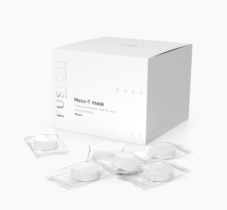 Vit ask med svart text, stående på ljus bakgrund – en sheet mask som kan aktiveras med ditt favoritserum eller spraymask.