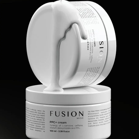 Vit burk med svart text, stående på ljus bakgrund – en hudkräm som återfuktar och stramar upp huden.