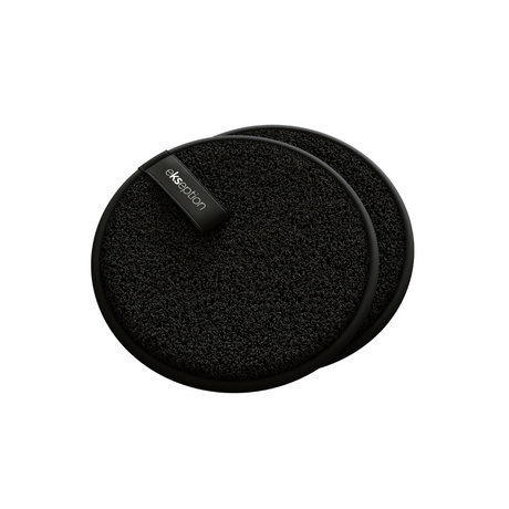 Svart rengöringspad med textur, stående på ljus bakgrund – en återanvändbar rengöringspad som ger en mjuk och behaglig rengöringsprocedur.