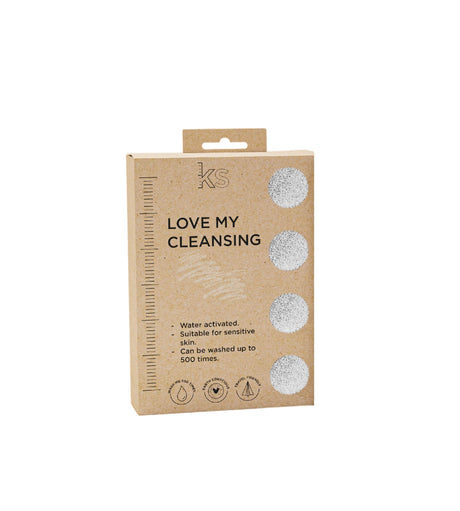 Rengöringshanddukar i ljus mikrofiber, staplade på varandra mot beige bakgrund – Love My Cleansing Facial Towel Set