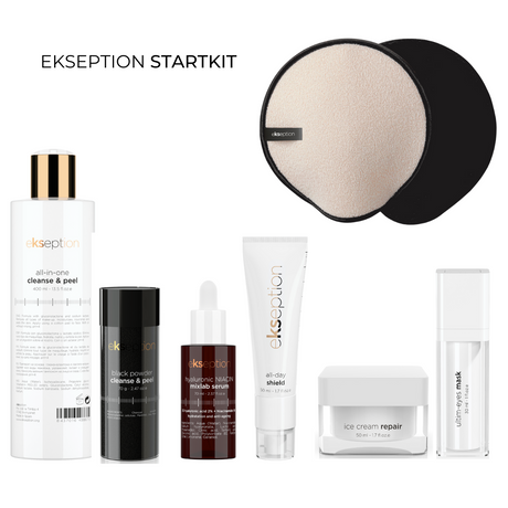 Sju hudvårdsprodukter i vit och silver förpackning – rengöring, serum, kräm och peeling, ställda i vinkel som ett komplett startkit på ljus bakgrund