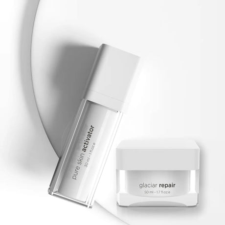 Två hudvårdsprodukter i smala vita förpackningar med svart text, stående sida vid sida på ljus bakgrund – akneduo för normal till fet hud