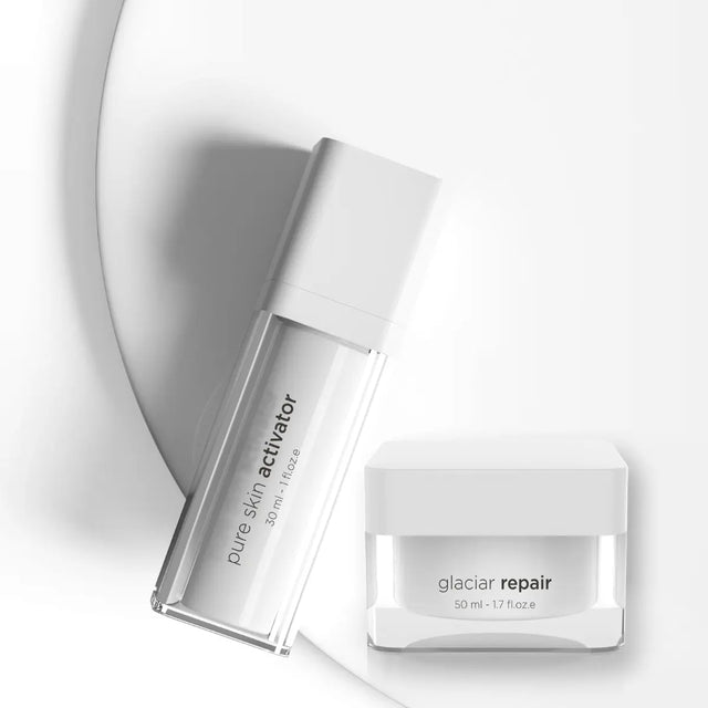 Två hudvårdsprodukter i smala vita förpackningar med svart text, stående sida vid sida på ljus bakgrund – akneduo för normal till fet hud