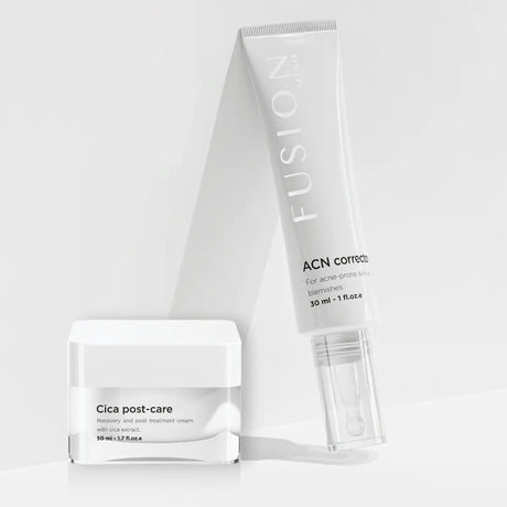 Två vita hudvårdsproduktar med svart text, stående på ljus bakgrund – en duo som minskar akne och fläckar, lugnar huden och återfuktar torr till normal hud.