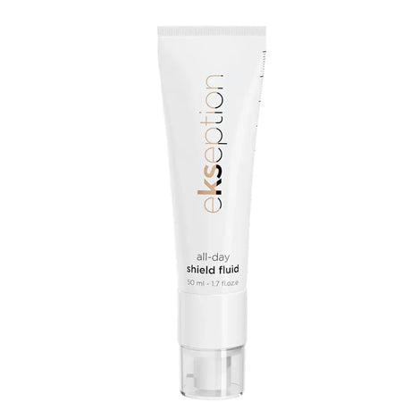 Vit tub med svart text, stående på ljus bakgrund – solskydd med lätt textur och högt skydd.