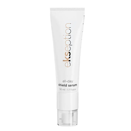 Vit tub med svart text, stående på ljus bakgrund – serum med SPF15 som skyddar mot UVB-strålning.