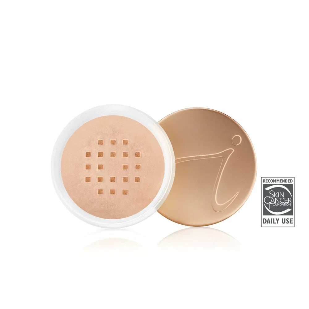 Mineralfoundation löspuder i nyansen Natural, vit burk med sil, vit bakgrund.