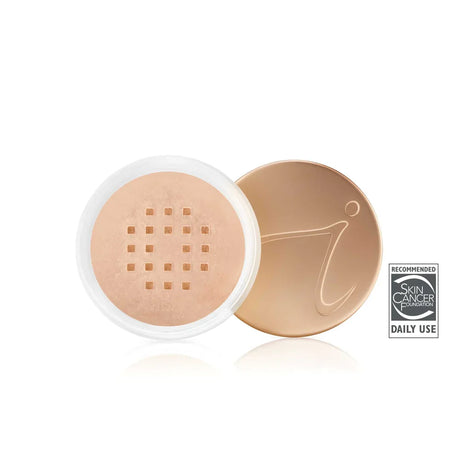 Mineralfoundation löspuder i nyansen Natural, vit burk med sil, vit bakgrund.