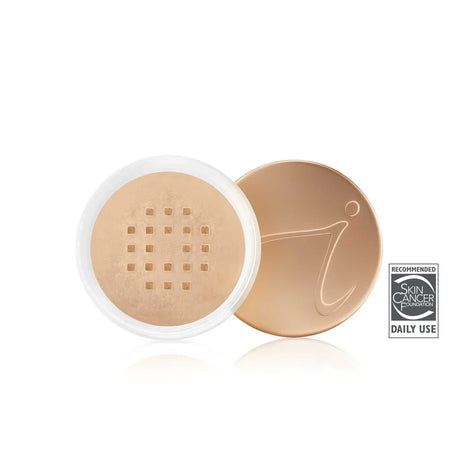 Mineralfoundation löspuder i nyansen Warm Sienna, vit rund burk med sil, vit bakgrund.