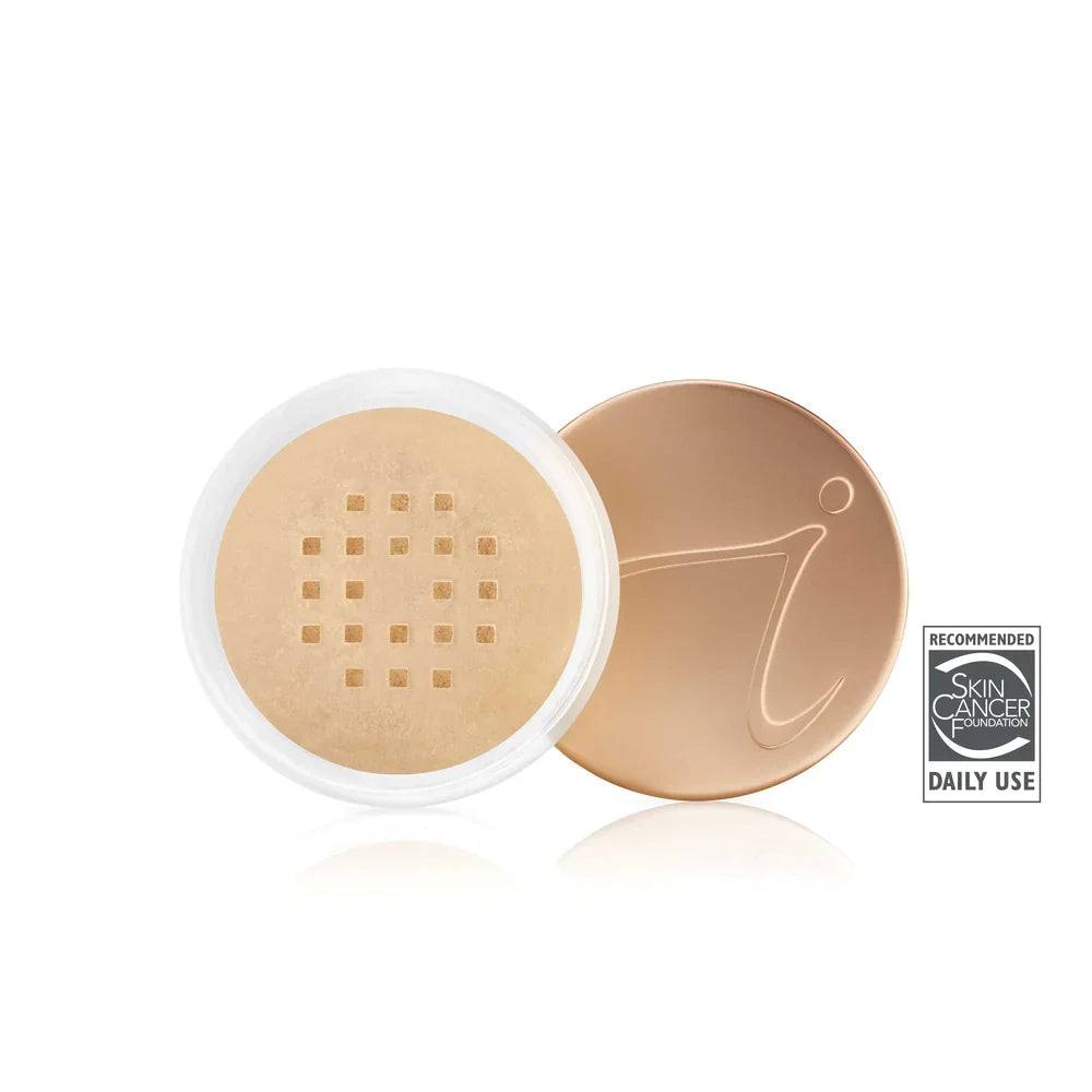 Mineralfoundation löspuder i nyansen Warm Silk, vit burk med sil och lock, vit bakgrund.