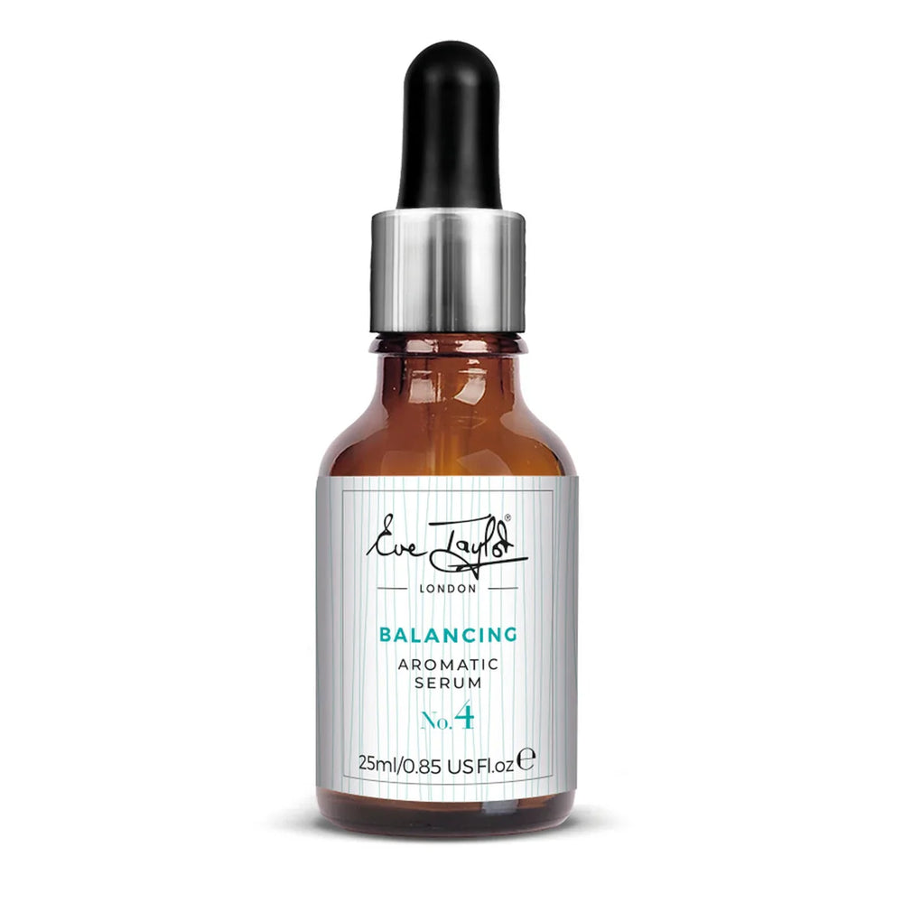 Balancing Aromatic Serum No.4 för normal hud i en elegant glasflaska med svart pump och silverfärgad kork. Serumet ger djupverkande näring, balanserar huden och ger en fräsch, revitaliserad känsla med hjälp av eteriska oljor.
