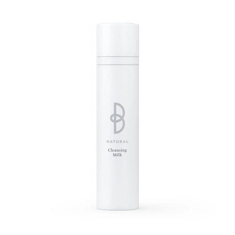 Vit flaska med svart text, stående på ljus bakgrund – en rengöringsmjölk som skonsamt rengör och lugnar huden.