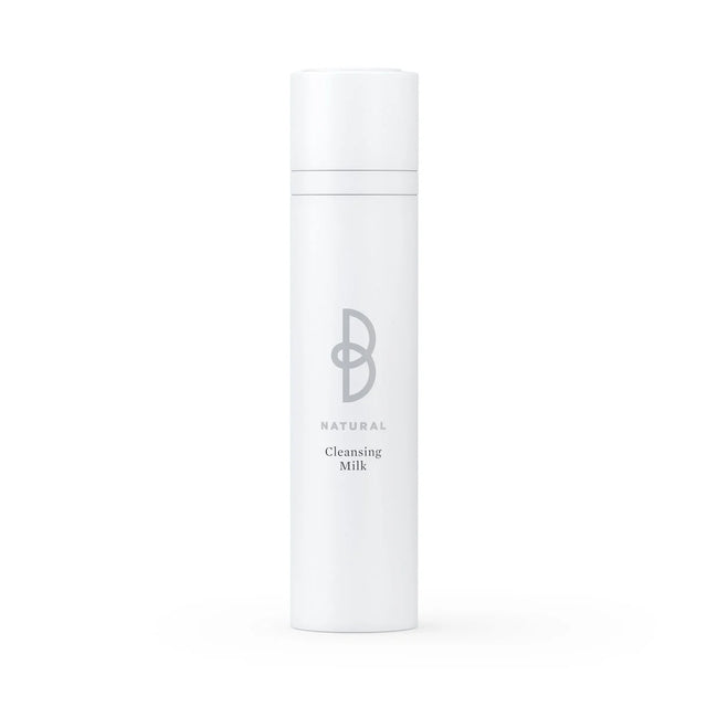 Vit flaska med svart text, stående på ljus bakgrund – en rengöringsmjölk som skonsamt rengör och lugnar huden.