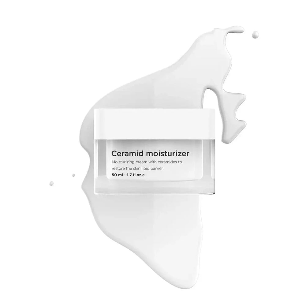 Vit burk med svart text, stående på ljus bakgrund – en mjukgörande ansiktskräm som förbättrar hudens struktur och elasticitet.