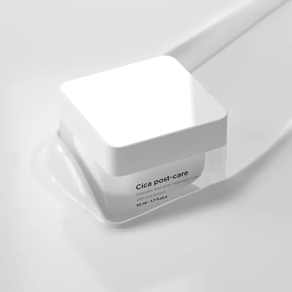 Vit burk med svart text, stående på ljus bakgrund – en kräm för känslig hud som minskar rodnad och inflammation.