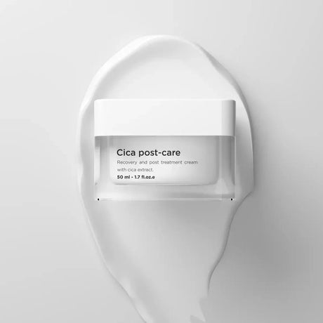 Vit burk med svart text, stående på ljus bakgrund – en lugnande kräm för känslig hud som främjar hudens återhämtning.