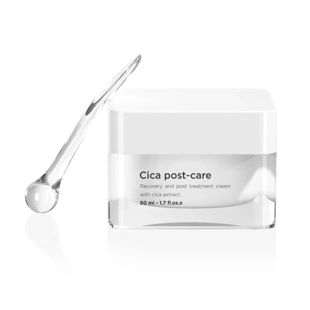 Vit burk med svart text, stående på ljus bakgrund – en hudkräm som minskar rodnad och inflammation och reparerar skadad hud.