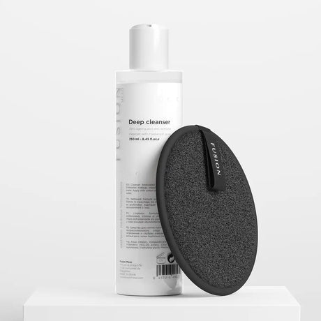 Vit flaska med svart text, stående på ljus bakgrund – en mild rengöring för alla hudtyper.