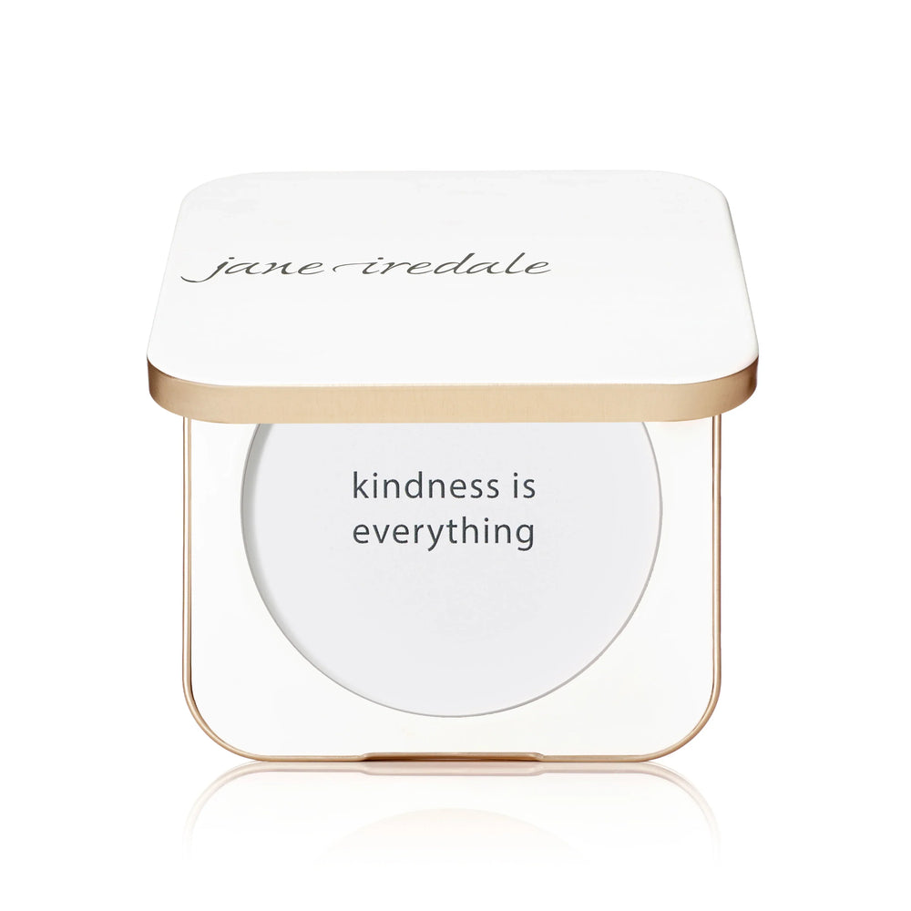 Visar ett återanvändbart fodral i ljus plast med rund form. Insidan har en spegel för enkel användning.