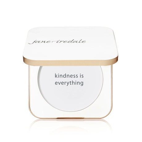 Visar ett återanvändbart fodral i ljus plast med rund form. Insidan har en spegel för enkel användning.