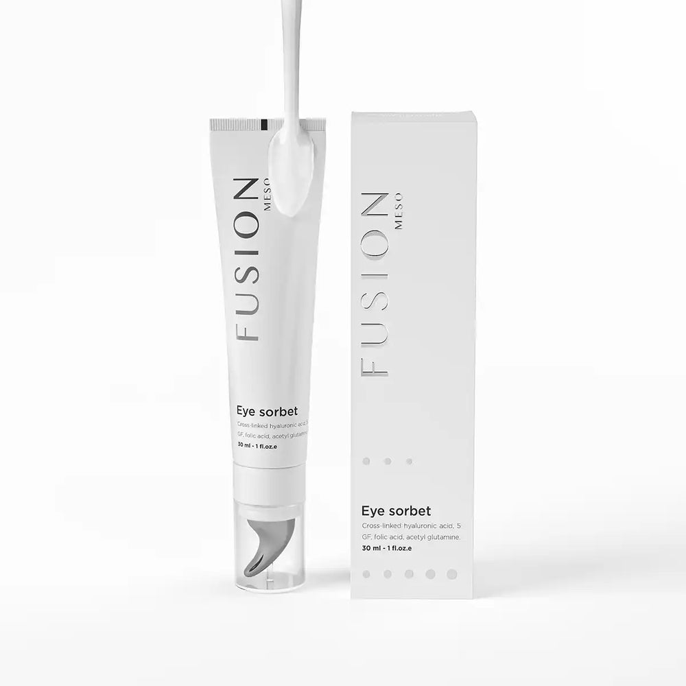 Vit tub med svart text, stående på ljus bakgrund – en ögonkräm som reducerar påsar under ögonen.