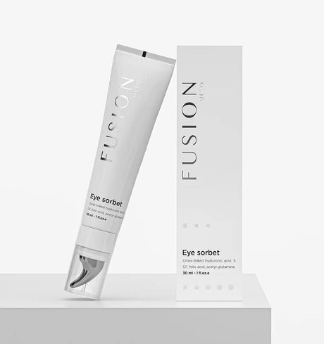 Vit tub med svart text, stående på ljus bakgrund – en fuktgivande ögonkräm som slätar ut linjer och mörka ringar.