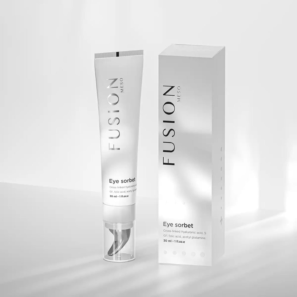 Vit tub med svart text, stående på ljus bakgrund – en ögonkräm som ger huden runt ögonen ett piggare utseende.