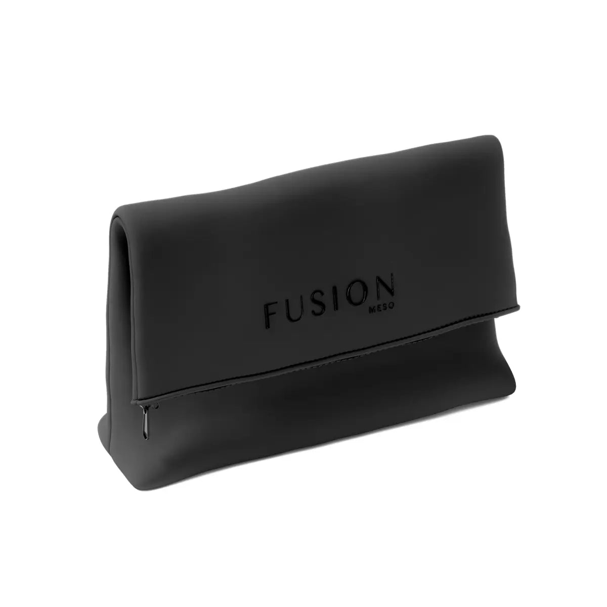 Vit necessär med text, stående på ljus bakgrund – en beauty bag som skyddar och förhindrar pigmentering.