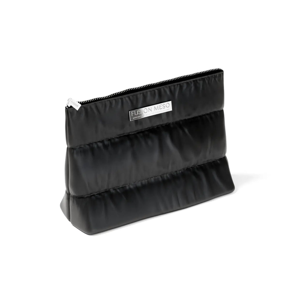 Svart necessär med dragkedja, stående på ljus bakgrund – en beauty bag som ger intensiv återfuktning och spänst.