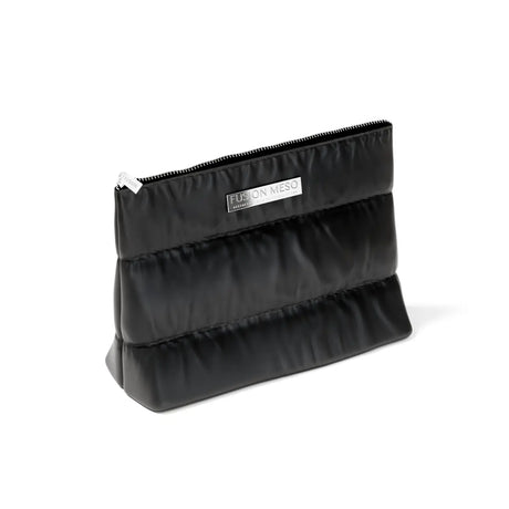 Svart necessär med dragkedja, stående på ljus bakgrund – en beauty bag som ger intensiv återfuktning och spänst.