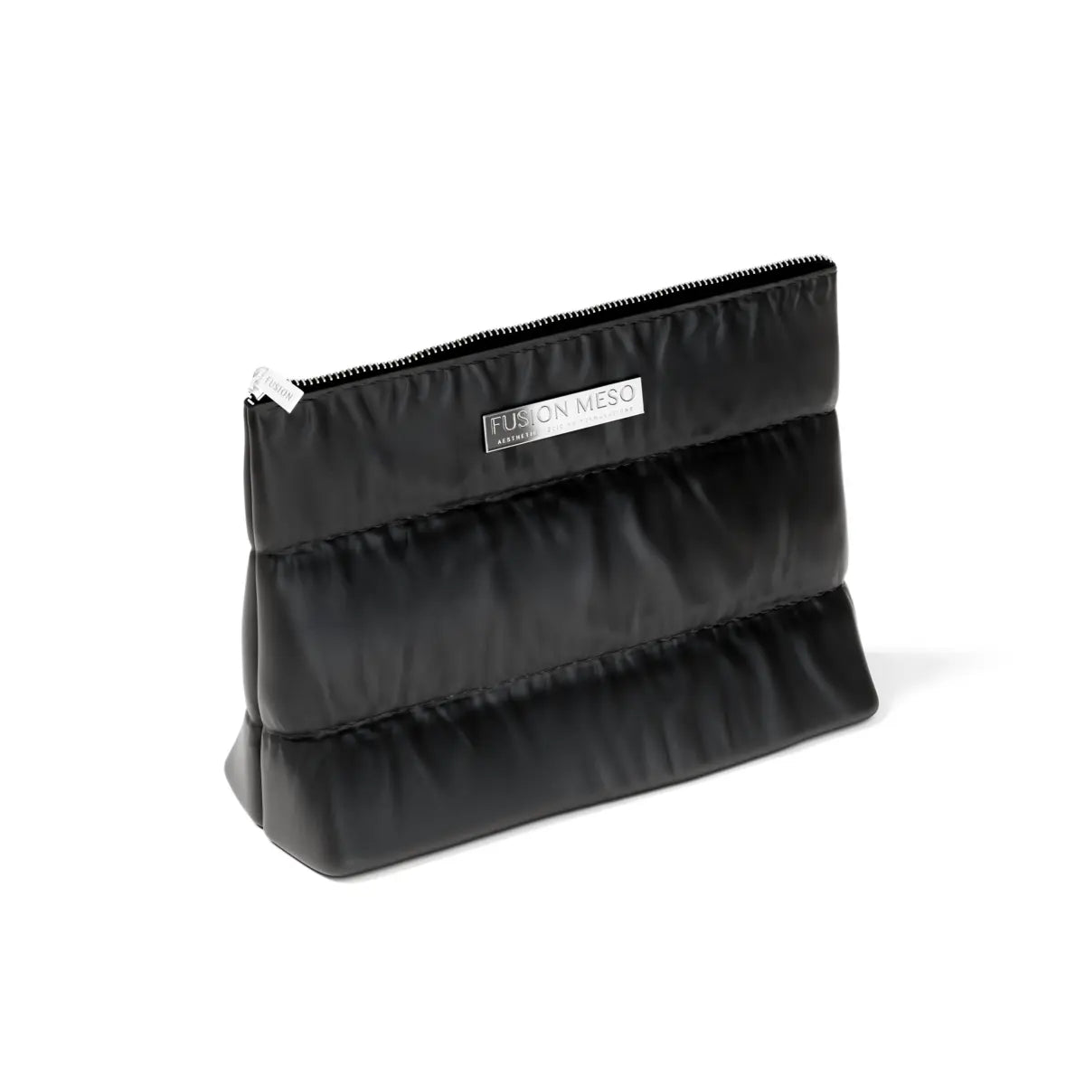 Svart necessär med dragkedja, stående på ljus bakgrund – en beauty bag som återfuktar och stärker hudens elasticitet.