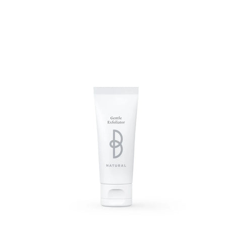 Vit tub med svart text, stående på ljus bakgrund – en skonsam exfoliator som tar bort döda hudceller och ger en jämn hudton.