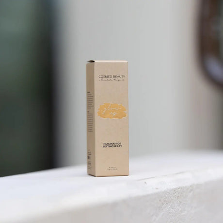 Brun pappkartong stående på ljus bakgrund.