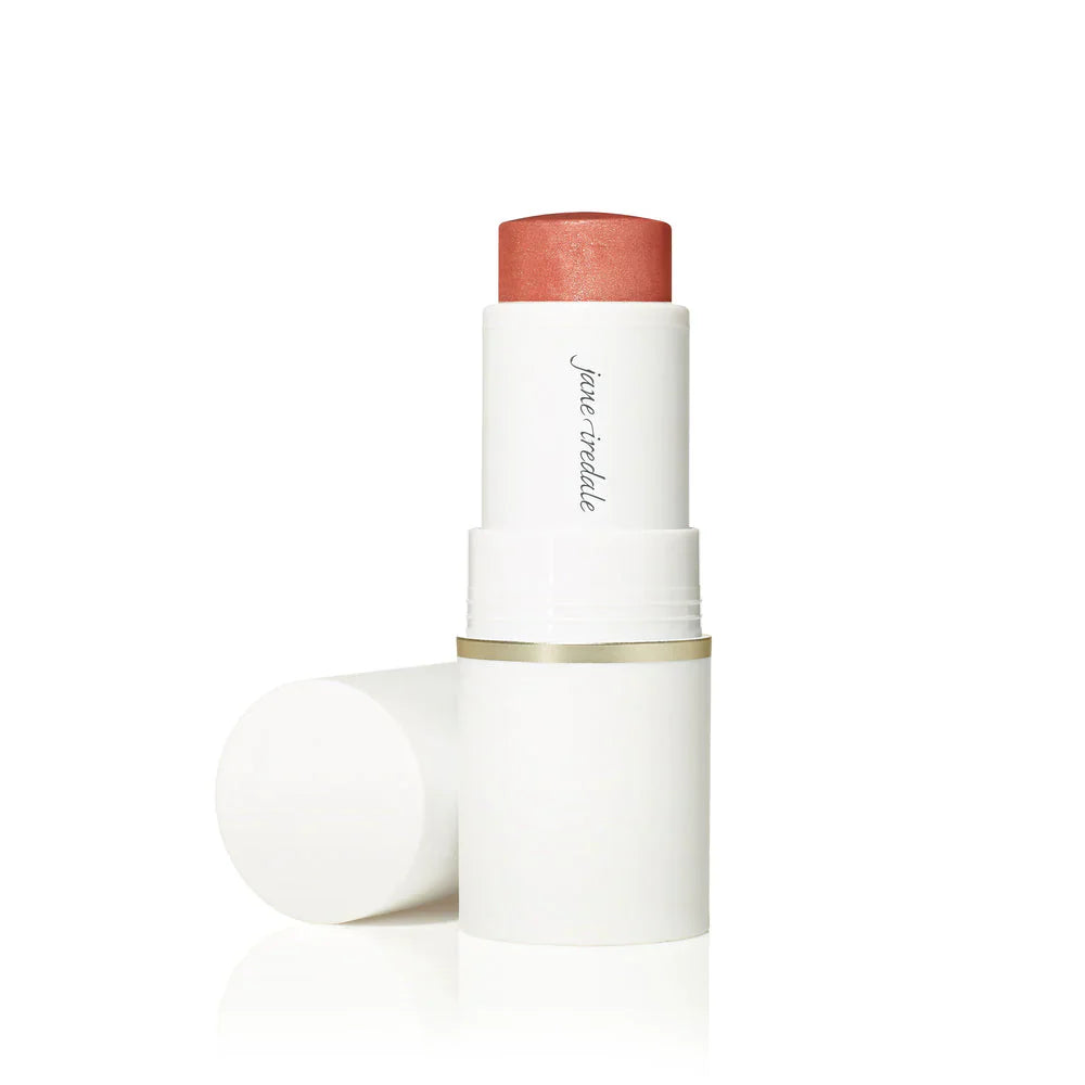 Närbild på blush stick i färgen "Enchanted", mjuk, naturlig rosa ton.