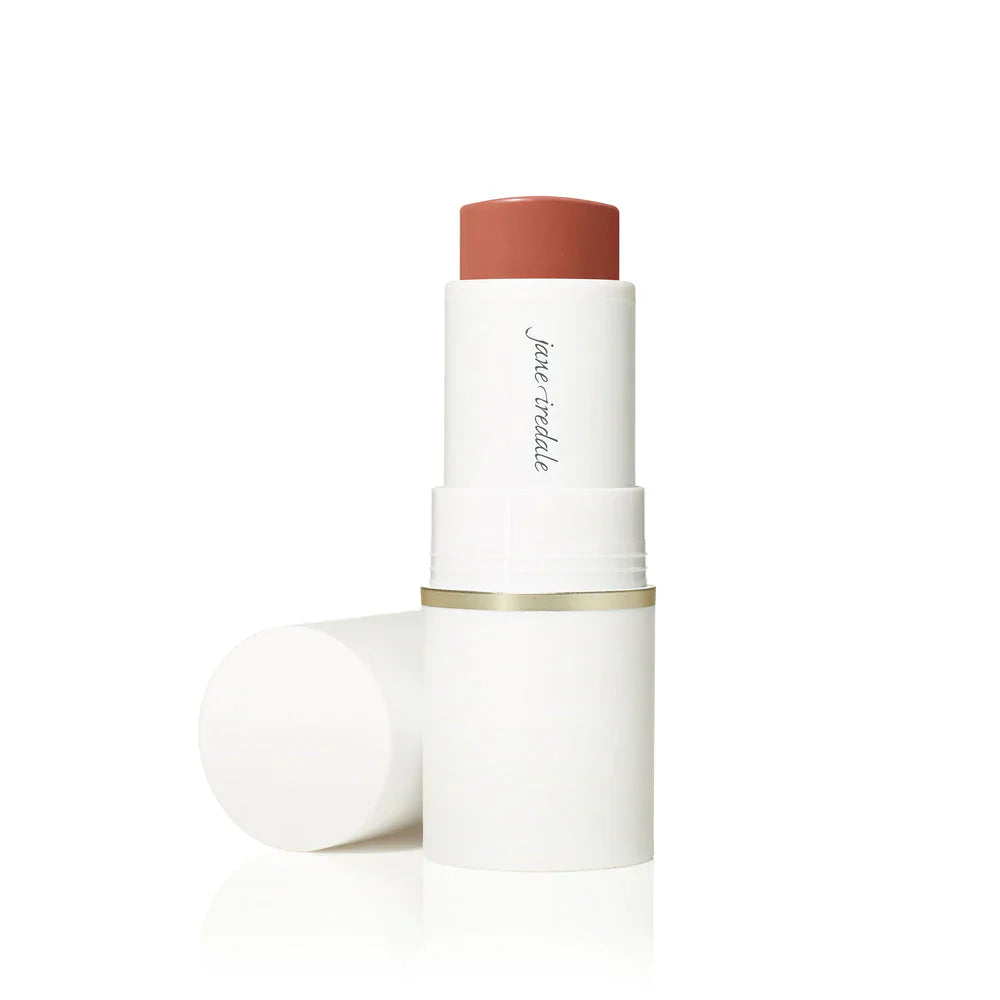 Närbild på blush stick i färgen "Smolder", mörk, elegant bärfärg.