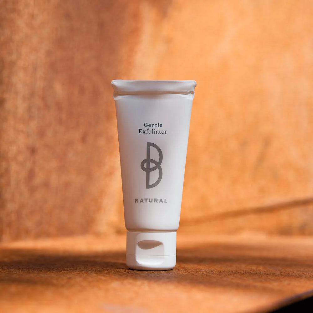 Vit tub med svart text, stående på ljus bakgrund – en mild exfoliator som förbättrar hudens struktur och lyster.