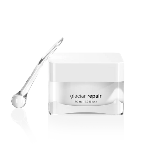 Vit burk med svart text, stående på ljus bakgrund – en ansiktskräm som lugnar huden och återställer mineralbalansen.