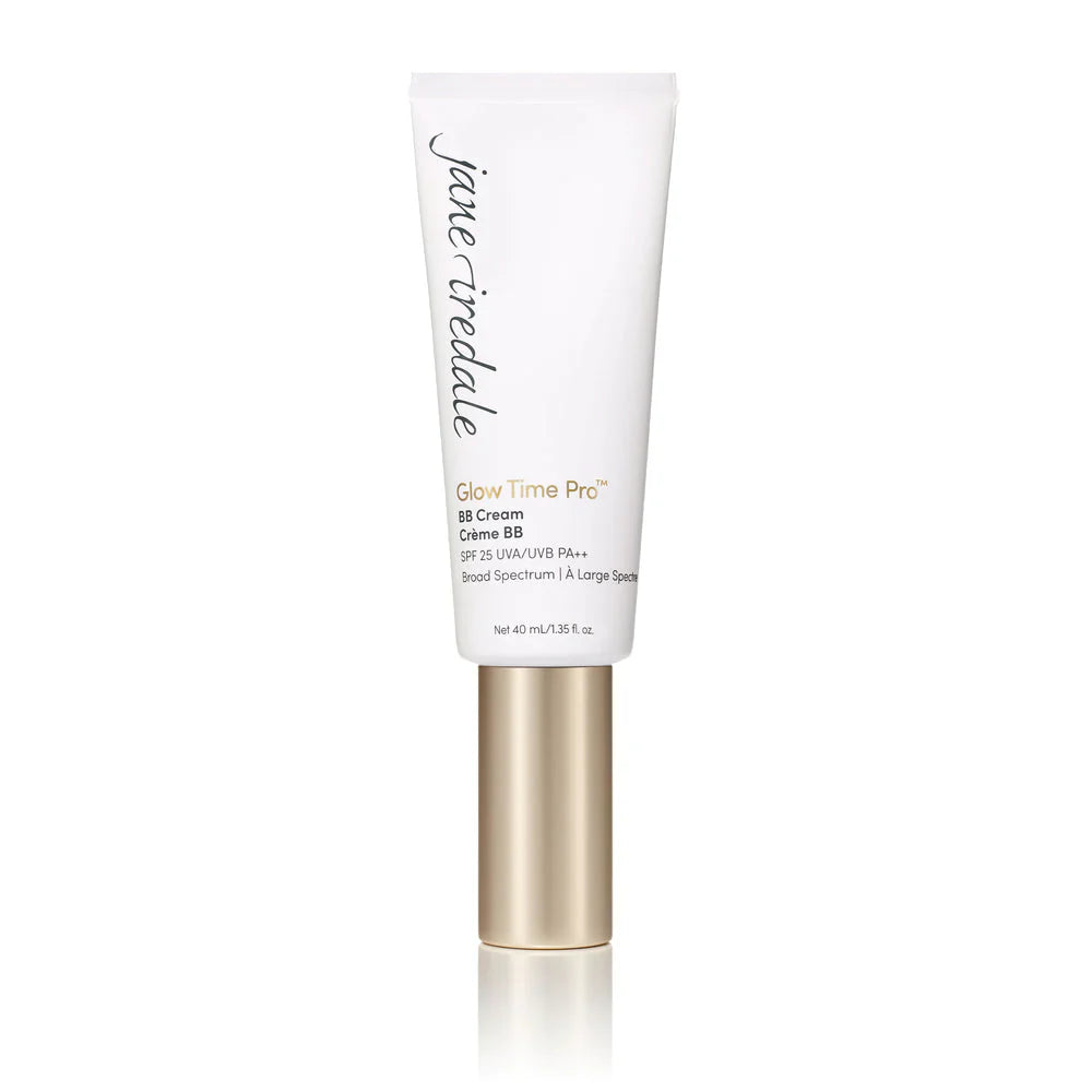 Vit flaska med Glow Time Pro BB Cream i beige ton. Produkten ger medium till fullt täckande resultat, skyddar med SPF25 och minimerar porer samt fina linjer.
