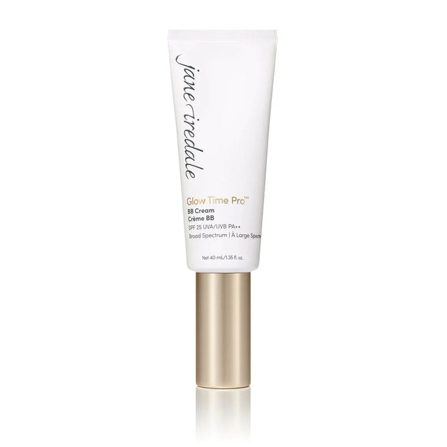 Vit flaska med Glow Time Pro BB Cream i beige ton. Produkten ger medium till fullt täckande resultat, skyddar med SPF25 och minimerar porer samt fina linjer.