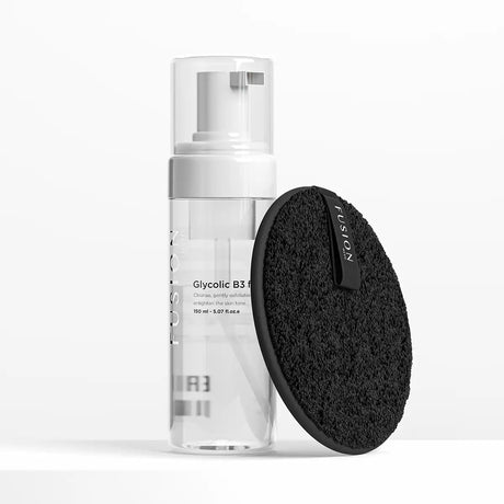 Vit flaska med svart text, stående på ljus bakgrund – ett exfolierande rengöringsskum som tar bort smink och orenheter.