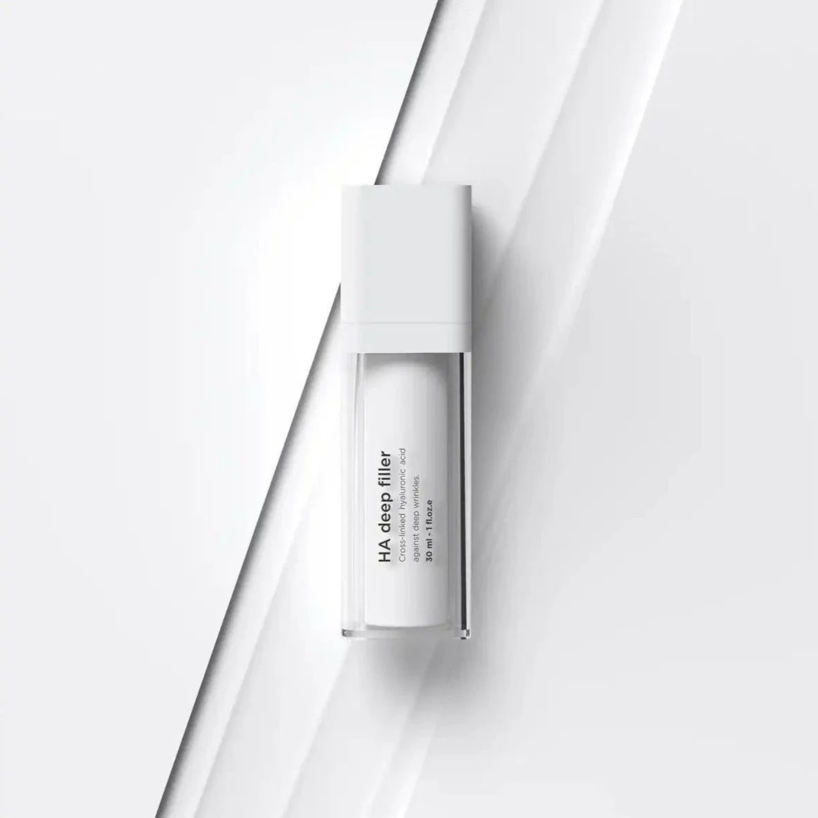 Vit flaska med svart text, stående på ljus bakgrund – ett serum som reducerar fina linjer och förbättrar hudens struktur.