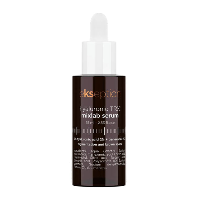 Brun flaska med vit text, stående på ljus bakgrund – serum som förbättrar hudtonen och ger fukt.