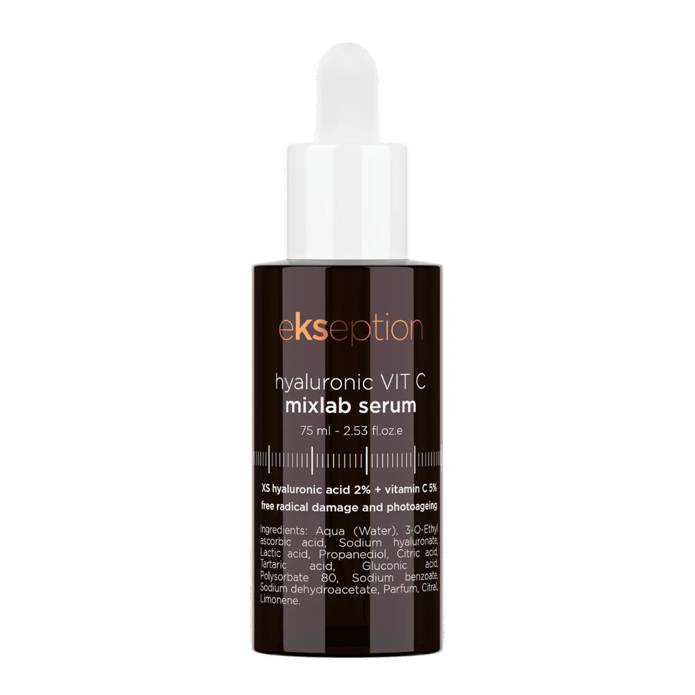 Brun flaska med vit text, stående på ljus bakgrund – serum som minskar pigmentfläckar och skyddar mot fria radikaler.