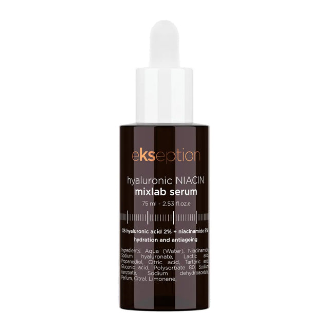 Brun flaska med vit text, stående på ljus bakgrund – serum som ger en jämn hudton och minskar pigmentering.