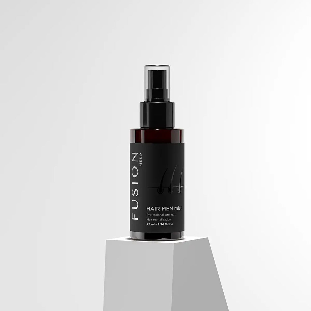 Svart sprayflaska med vit text, stående på ljus bakgrund – hårmist för daglig vård mot androgen alopeci.