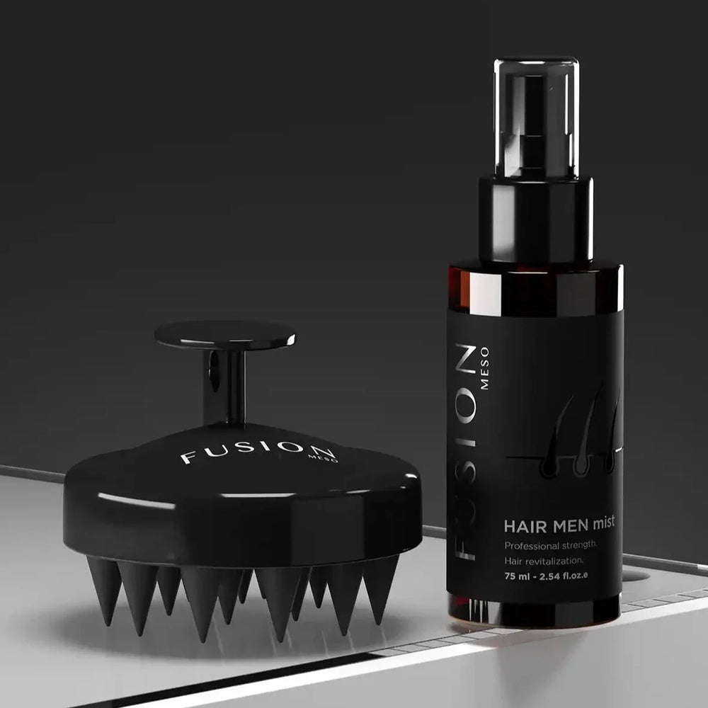 Svart sprayflaska med vit text, stående på mörk bakgrund – hårvårdsprodukt som stärker och vårdar håret.