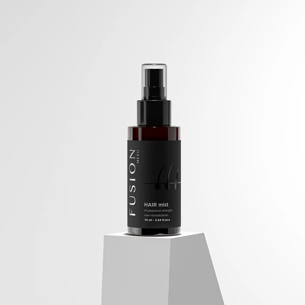 Svart sprayflaska med vit text, stående på ljus bakgrund – en hårmist som minskar mjäll och ger håret glans.