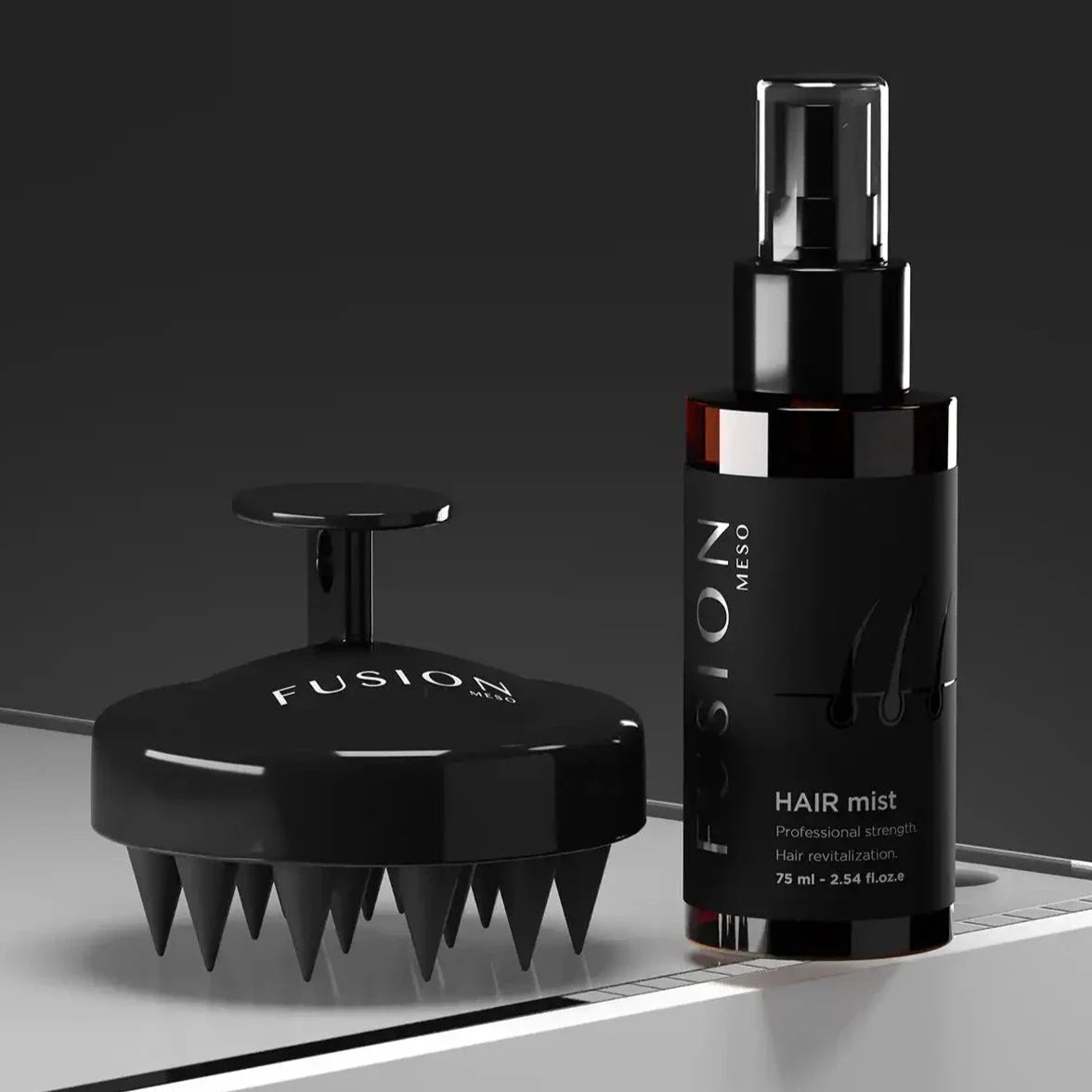 Svart sprayflaska med vit' text, stående på ljus bakgrund – hårvårdsprodukt som återfuktar och stärker håret.