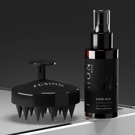 Svart sprayflaska med vit' text, stående på ljus bakgrund – hårvårdsprodukt som återfuktar och stärker håret.